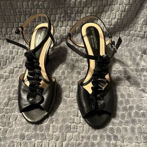 NWOT!! Naturalizer Leather Ruffle T-Strap